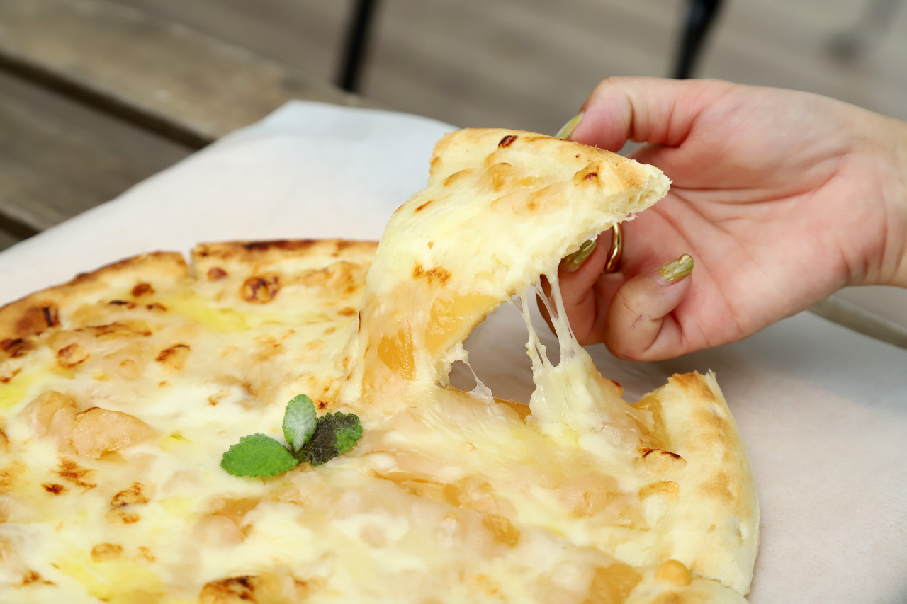 Yamanashi Naito Farm Pesca Shop Mixed cheese pizza with peach jam and butter