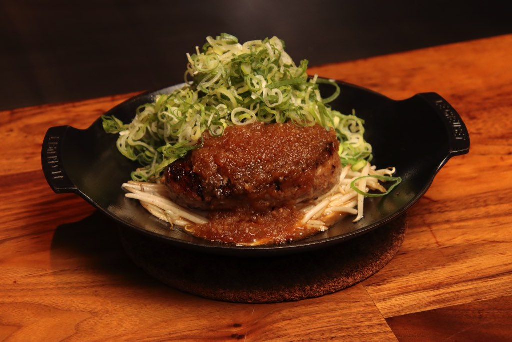 Teppanshu S / Recommended dish for non-drinkers / 100% Japanese black beef rare hamburg steak 2,190 yen