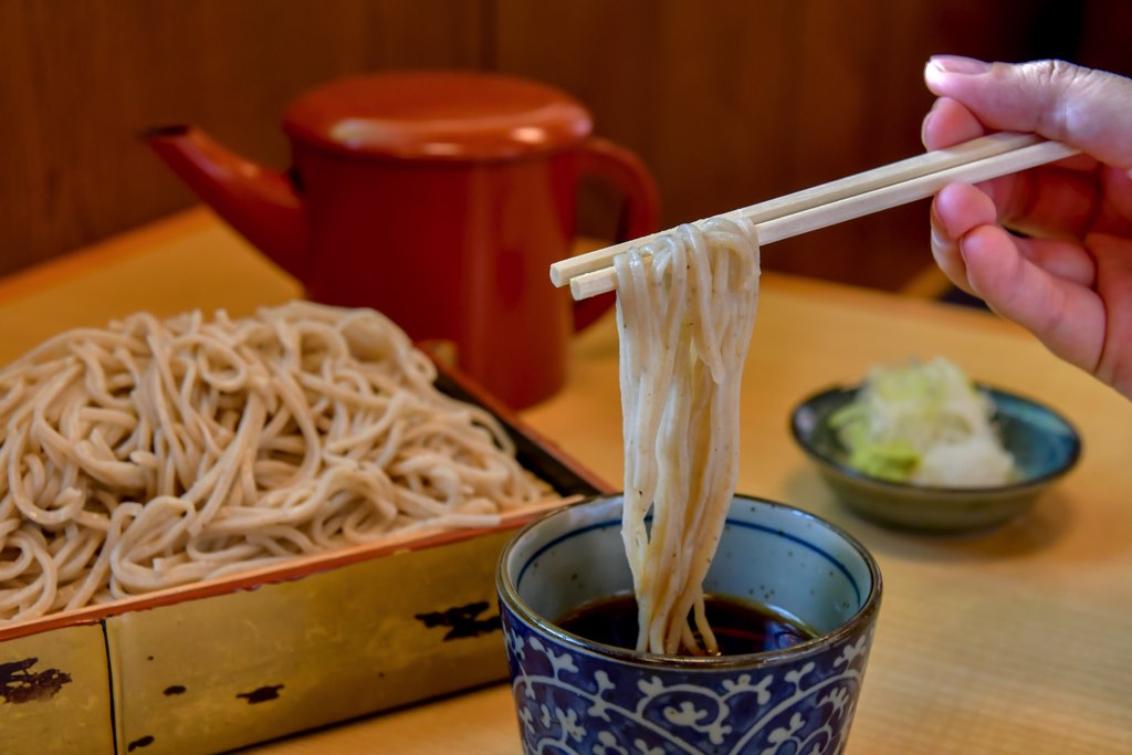 生そば きり／飲まない人におすすめの料理／丸鶏の素揚げ968円