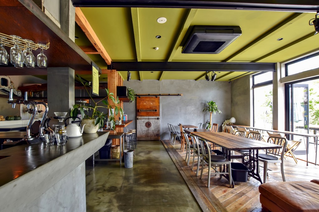 トウバーアンドレストランカゲロウの店内