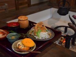 「ヤマワラウ」が身延町手打沢に 2022年11月17日オープン！ ジビエの串焼きを囲炉裏で味わう