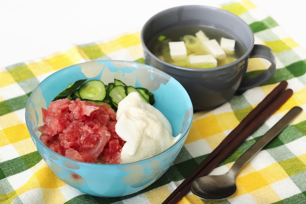 まぐろとろろ丼・豆腐とねぎのお吸い物