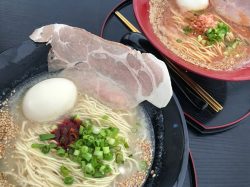 河口湖「らーめん金行 富士山総本店」 屋台ラーメンの真骨頂！ テントの中で熱々ラーメンを堪能
