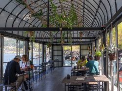 ワカサギ船がおしゃれカフェに！河口湖「Base Cafe（ベースカフェ）」2023年4月22日オープン