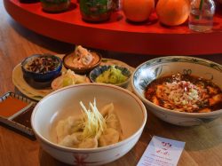 2023年5月10日，甲府市“Samasakaka”中国小吃和御万岁开业！