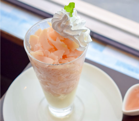 キッチンカフェ 桃まるごと氷パフェ