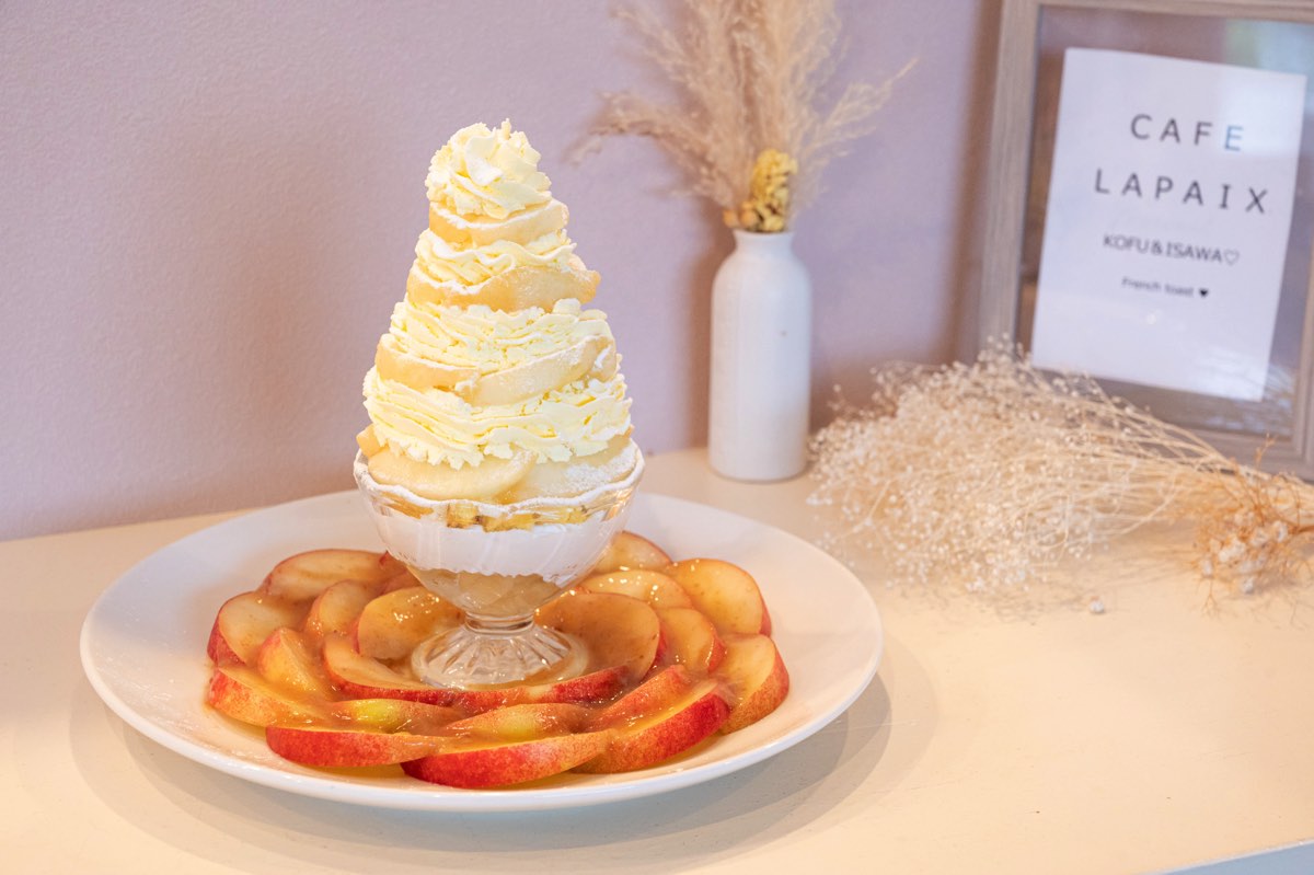 Overflowing peach dessert plate