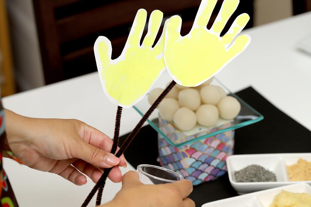 飾り付け工作 ススキの手形アート