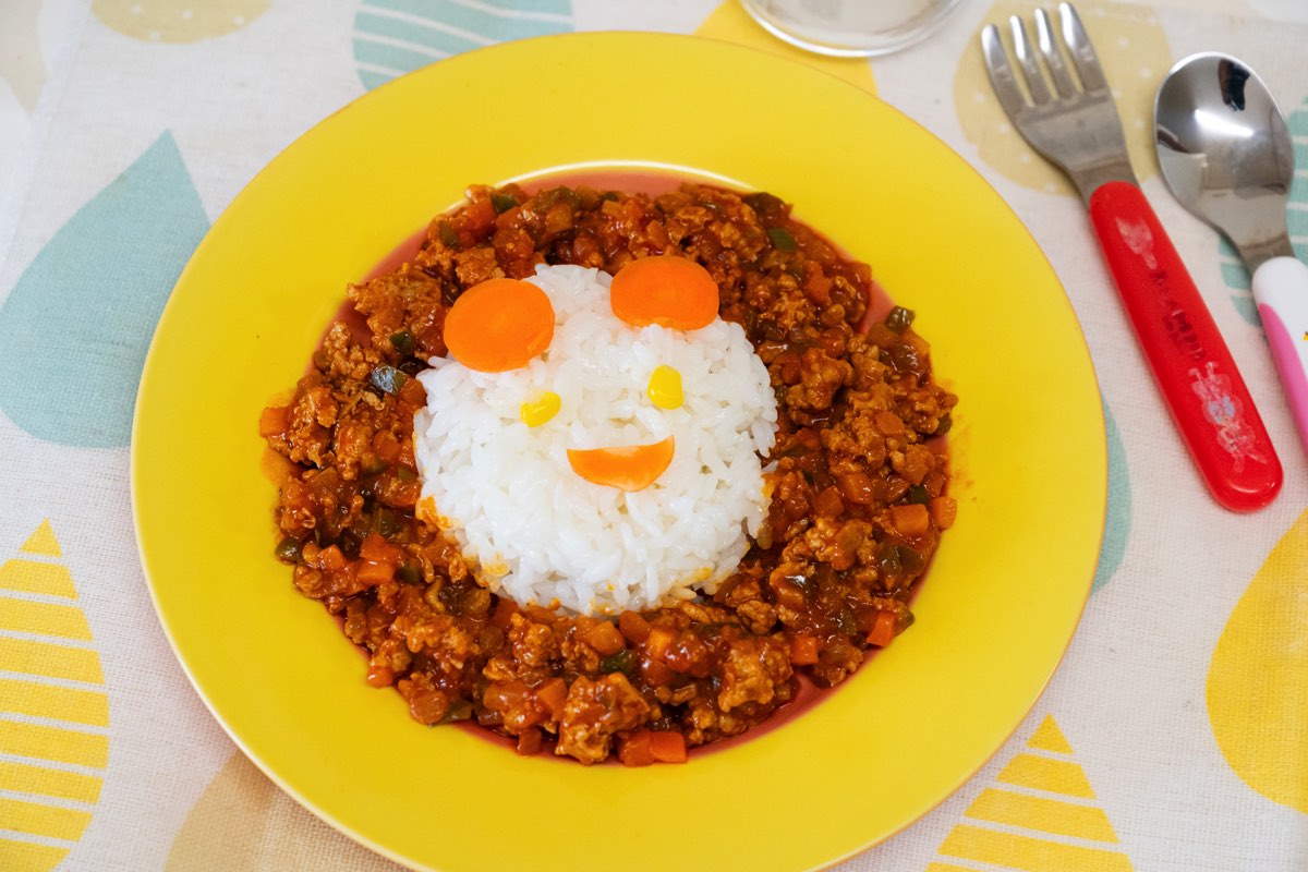 トマト風味のドライカレー／可愛いデコカレーに