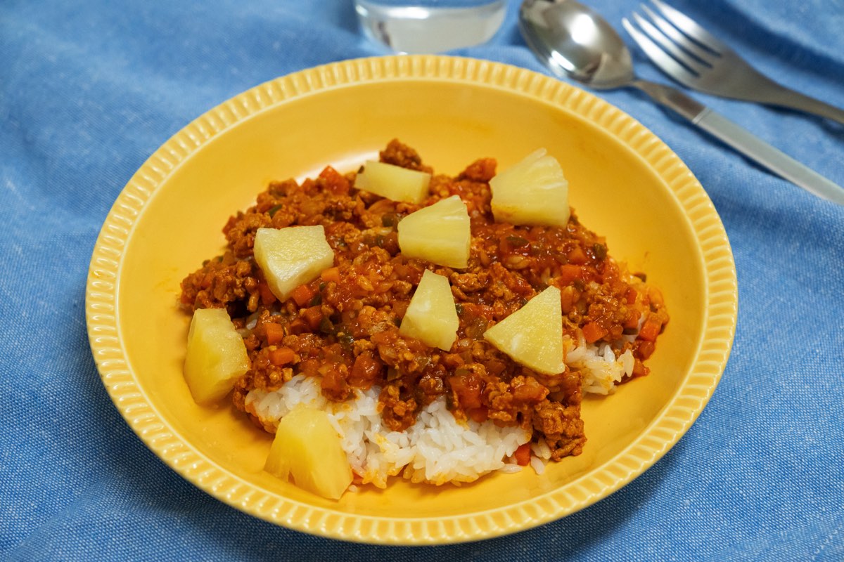 トマト風味のドライカレー/味変トッピングでトロピカル気分