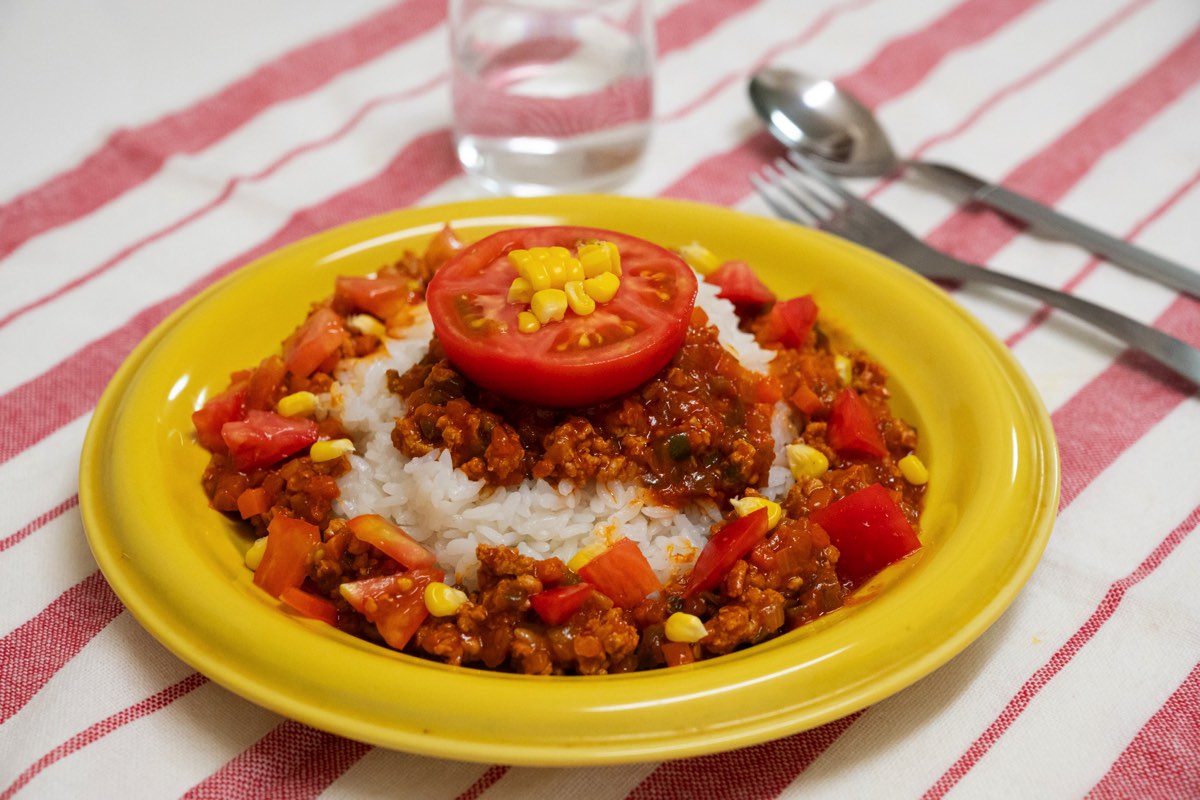 トマト風味のドライカレー／厚切りトマトでカフェ風アレンジ