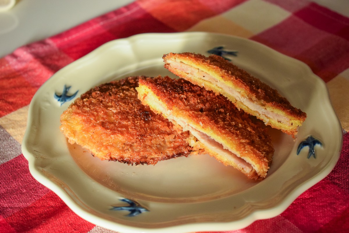 The taste of the ingredients stands out! Ham cutlet