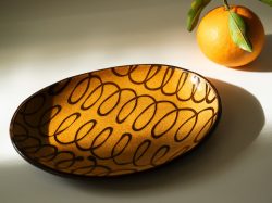 「スリップウェア オーバル皿」佐川義乱～伸びやかな模様と独特の配色