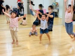 [Parent-child rhythmic gymnastics] Studio Asahi