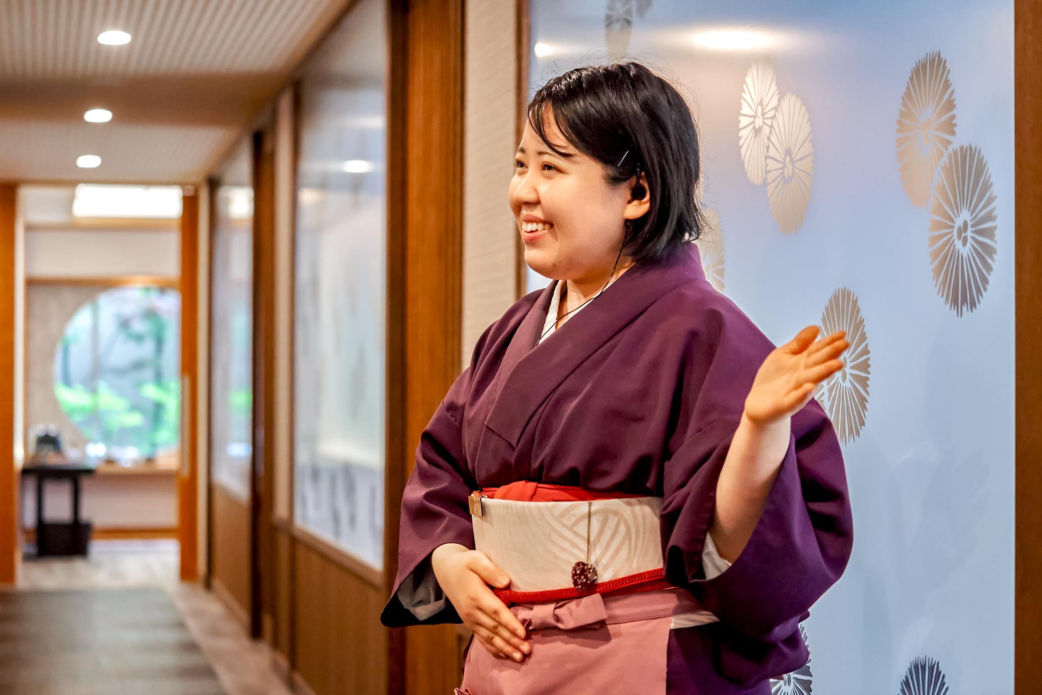 株式会社石和名湯館糸柳 接客