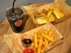 【Potato Park / 甲府市】揚げたて！6種類のポテトに50種類のソース＆パウダーが選べる！2025年11月15日オープン