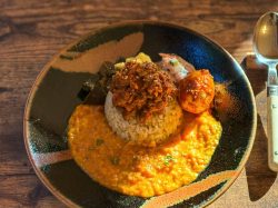 【サイノヨコ / 富士河口湖町西湖】西湖の隠れ家で味わう究極のスパイスカレー2025年10月3日オープン