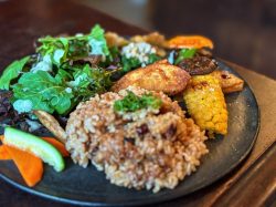 【シロテナリ / 上野原市】ココロもカラダもリフレッシュ！隠れ家カフェのビーガンランチに心潤う