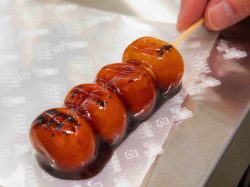 【東京屋製菓 富士みずほ堂 / 富士吉田市】富士山を望む本町通りで、焼きたて団子や最中アイスを食べ歩き♪2025年11月22日オープン