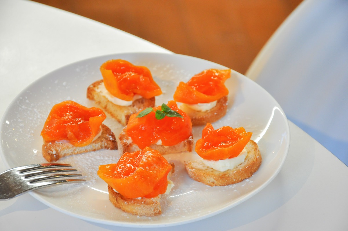 オープンカフェ まるごとやまなし館