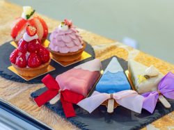 【FUJI DESSERTS ゆらら / 富士吉田市】アイスみたいなチーズケーキに、可愛すぎるスイーツがズラリ♡2026年3月8日オープン