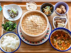 【彩糀&colorful / 甲州市勝沼町】米糀パワー炸裂！カラダ潤うランチをポーリッシュポタリーの食器で2026年4月2日オープン