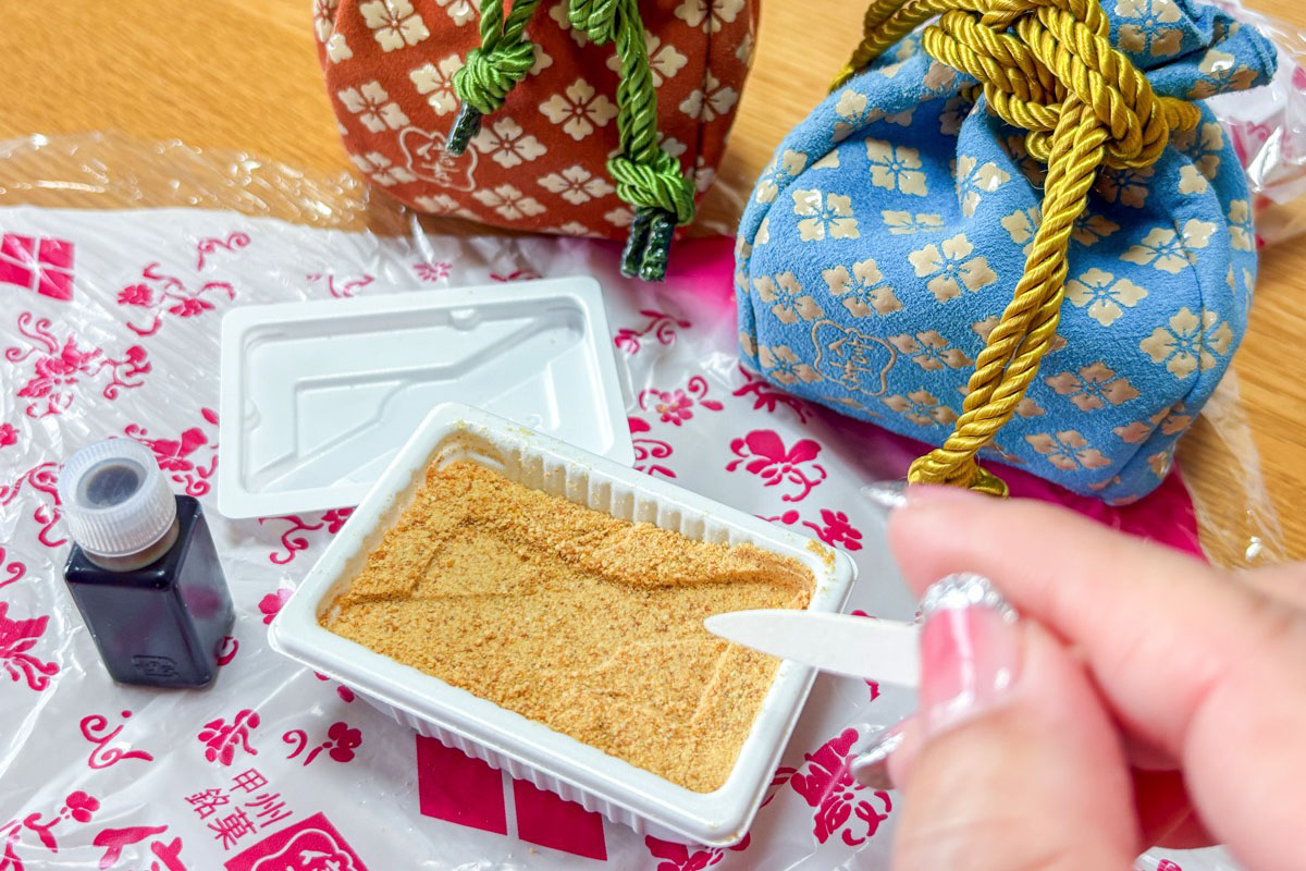 甲州印伝巾着入り信玄餅